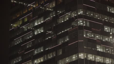 edificio de oficinas rascacielos espectáculo de luces en shibuya por la noche durante la lluvia, tokio, japón