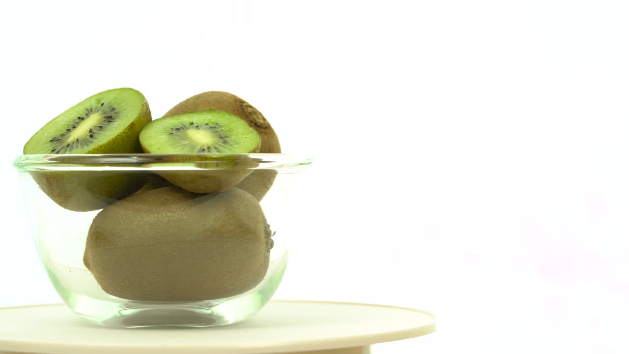 kiwis verdes frescos e maduros em tigela rotativa