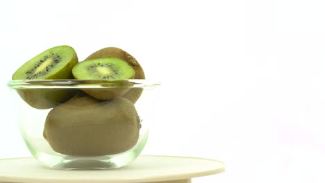 kiwis verdes frescos y maduros en un cuenco giratorio
