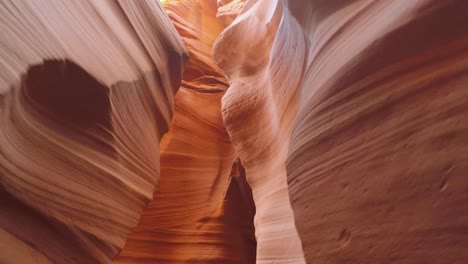 marchant dans le canyon de l'antilope en arizona. personne