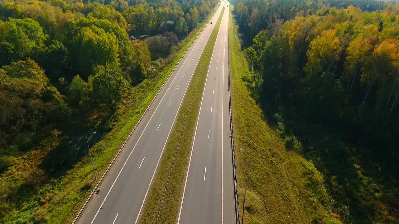Letecký pohled na lesní dálnici. Asfaltová cesta v lesní krajině.