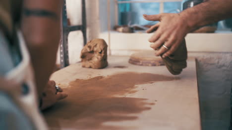 primer paso de trabajar con arcilla: obtener cuña