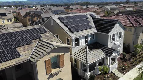 Tustin-Casas-En-El-Barrio,-Paneles-Solares-En-El-Techo