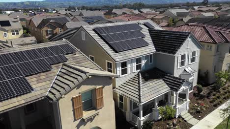 tustin casas en el barrio, paneles solares en el techo