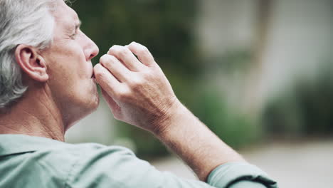 fumando un poco de hierba feliz
