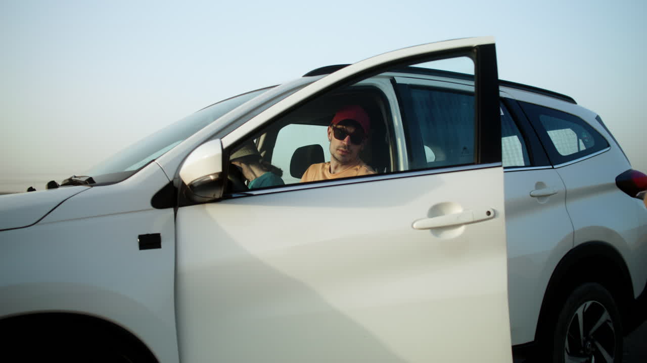 coppia che prende gli zaini dall'auto