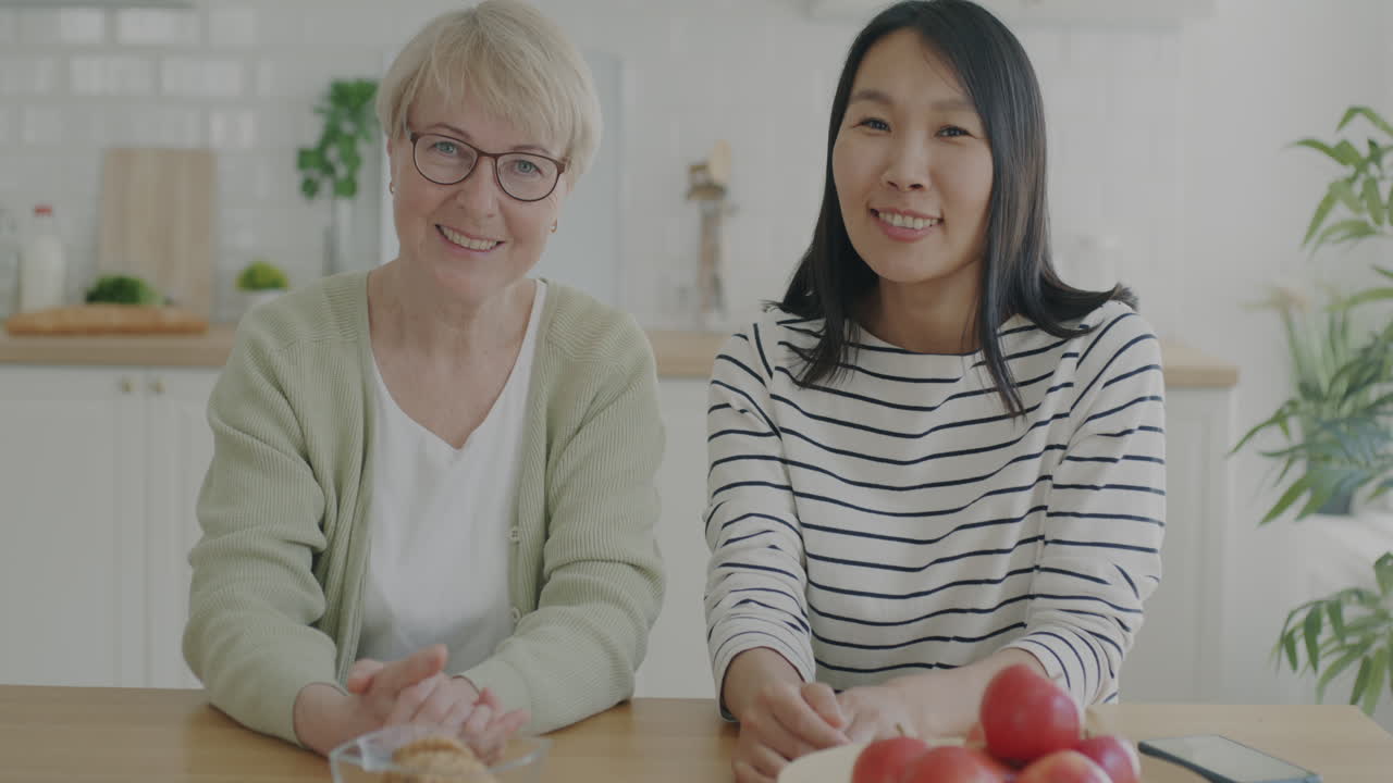 부 ⁇ 에서 행복한 어머니와 딸