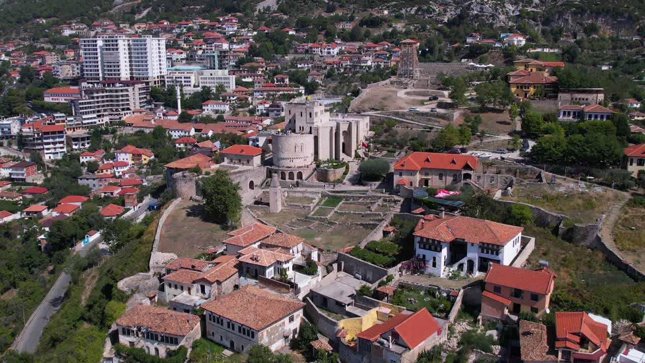 castillo medieval del guerrero skanderbeg en la ciudad albanesa de kruja construida en la montaña rocosa