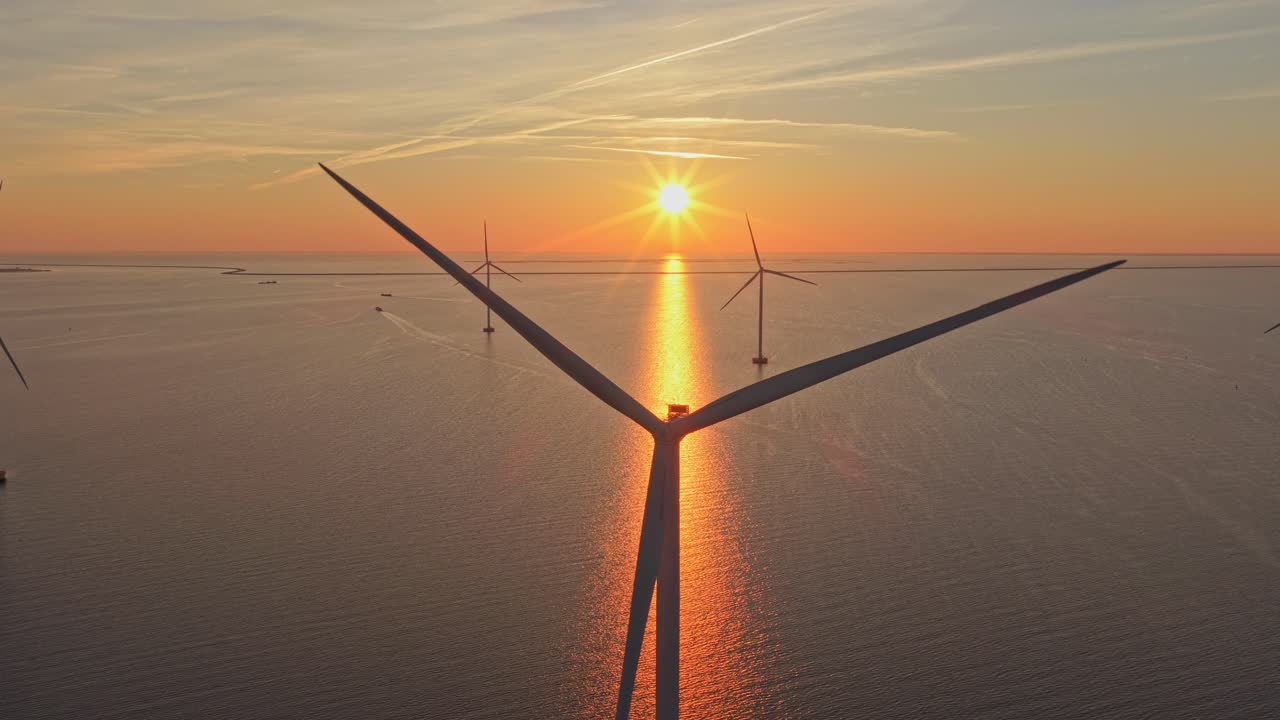 Gün batımında dönerek sürdürülebilir enerji üreten deniz üstü rüzgar türbini