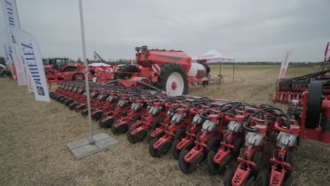 demostración de maquinaria agrícola en una exposición. los tractores operan en el campo, mostrando sus capacidades y rendimiento en acción