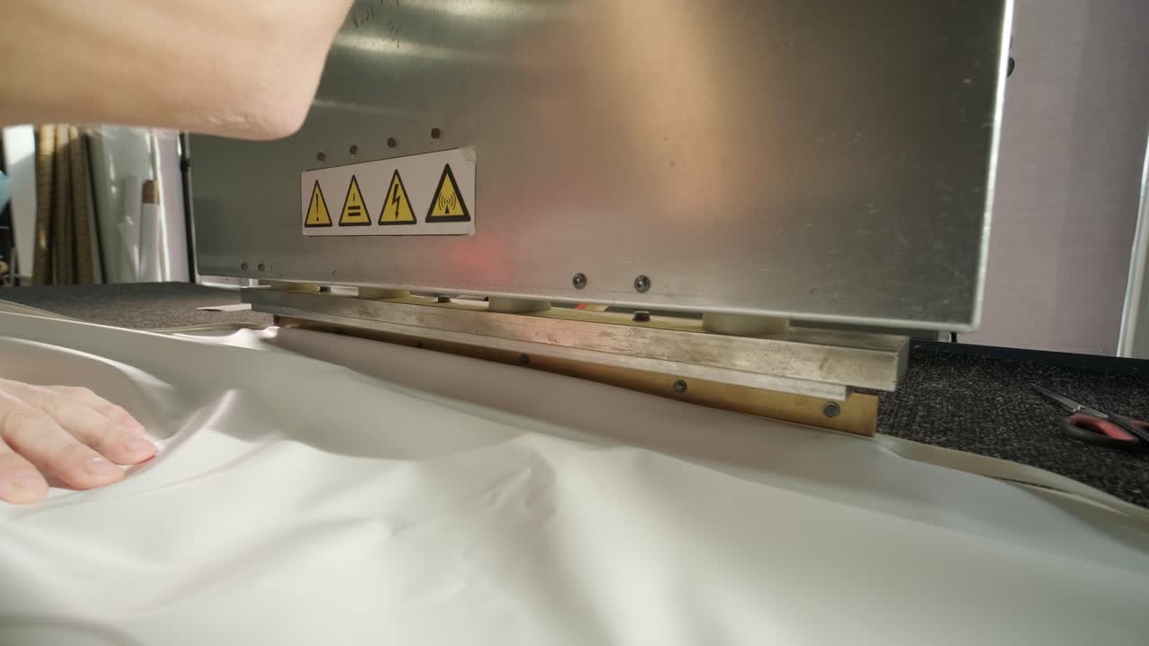 производство натяжных потолков на заводе