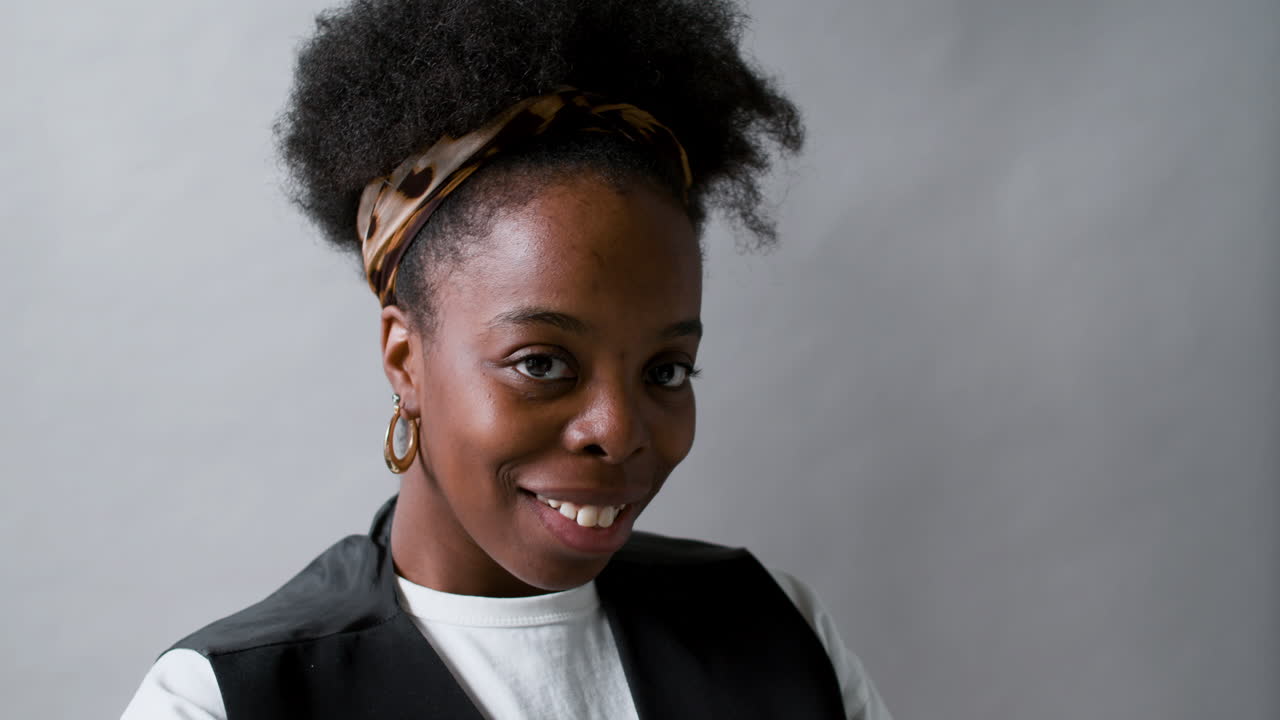 스튜디오에서 포즈를 취하는 모델