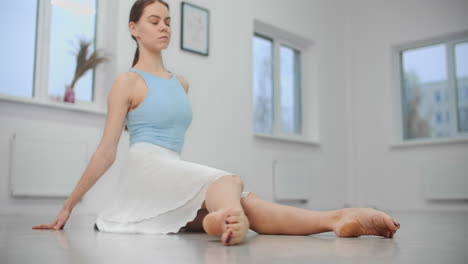 bailarín de ballet que se estira
