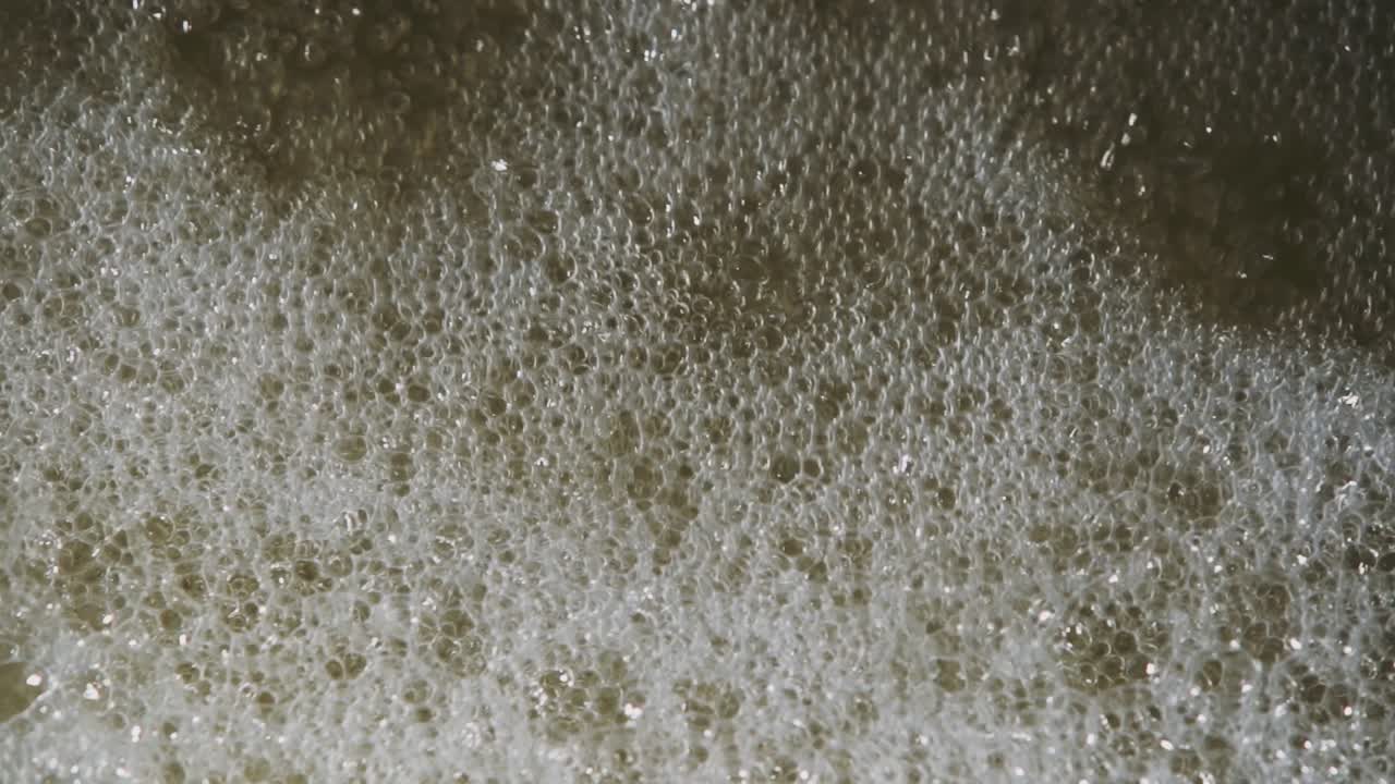 primer plano del agua con vista reducida desde el agua espumosa y más burbujeante cerca del lago velence, hungría