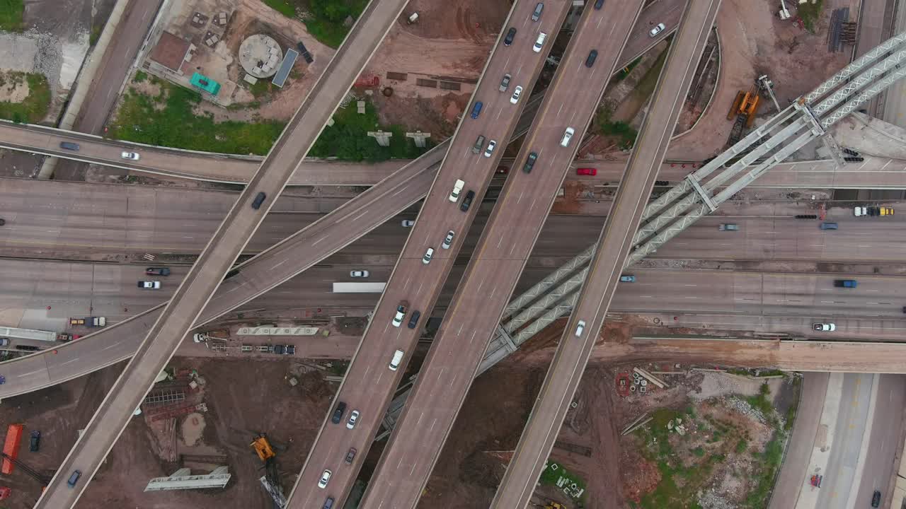 vista de pájaro del tráfico en la autopista principal en houston