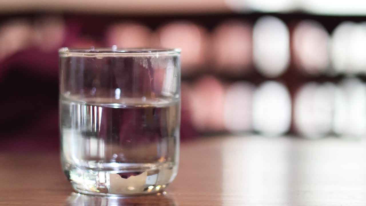 el vaso de agua clara se está llenando gradualmente