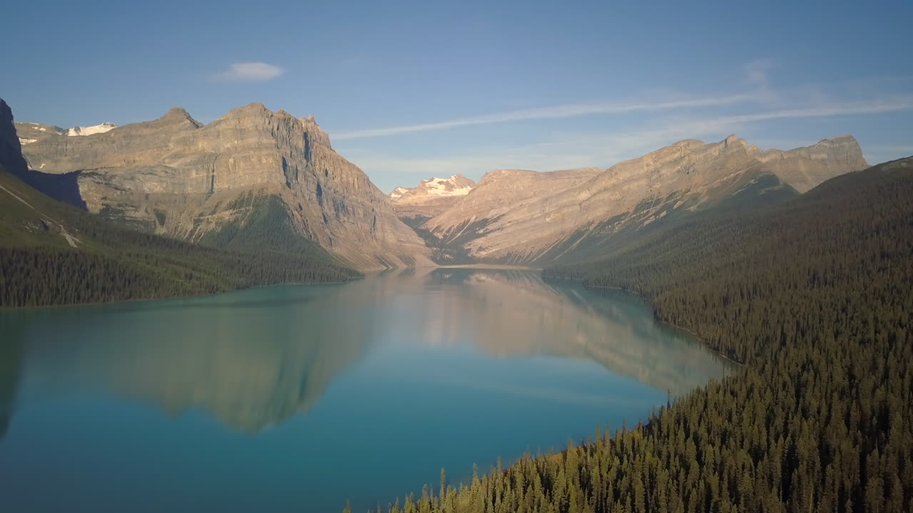 el reflejo sereno del lago de montaña