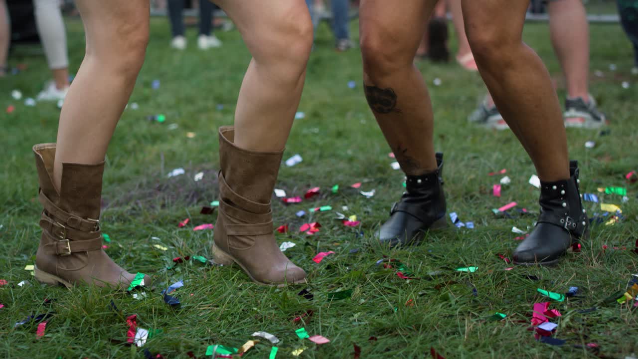sección baja de amigos bailando en el festival de holi.