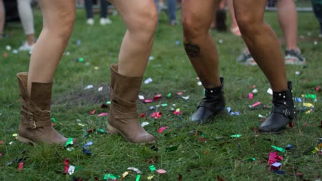 sección baja de amigos bailando en el festival de holi.