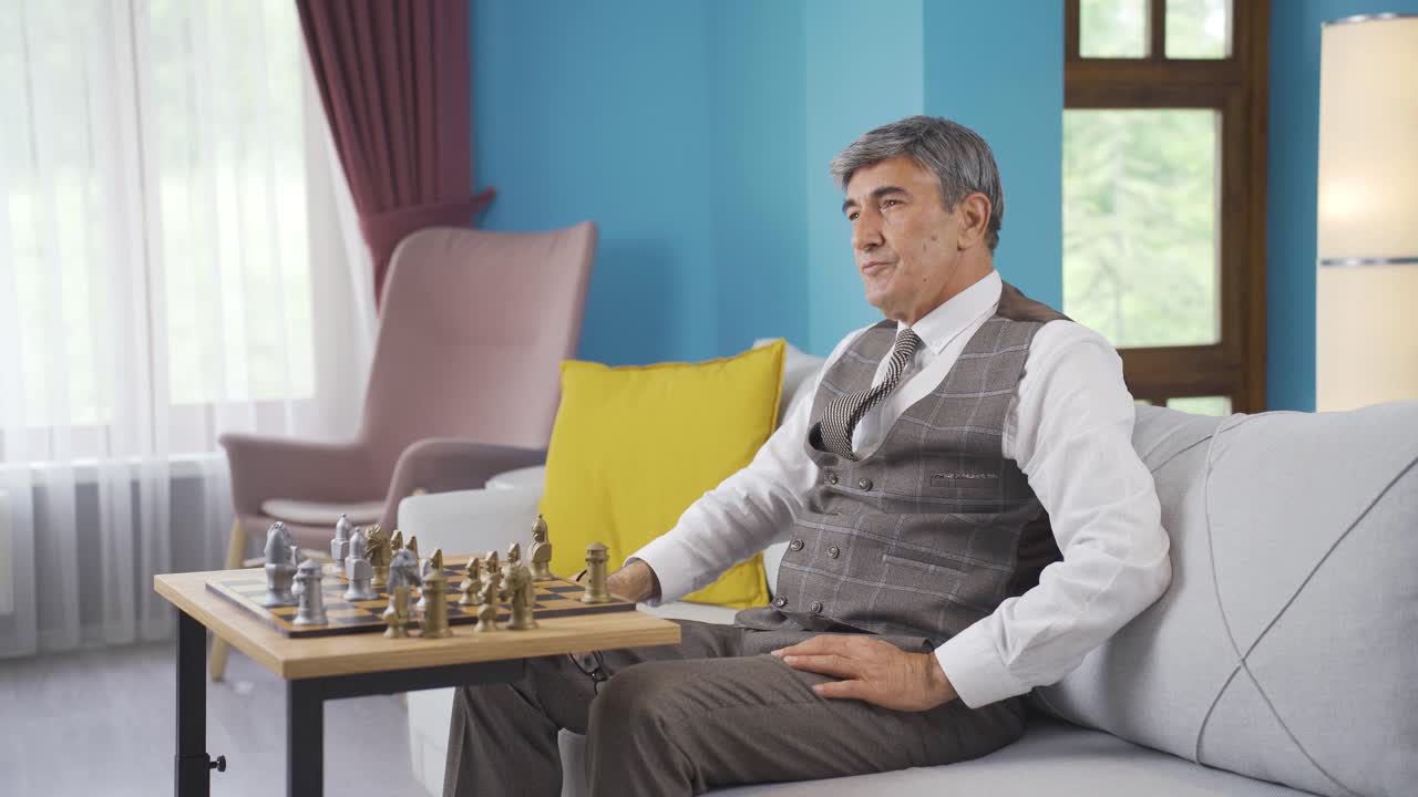⁇ 은이는 집에서 혼자서 체스를 하고 지루합니다.