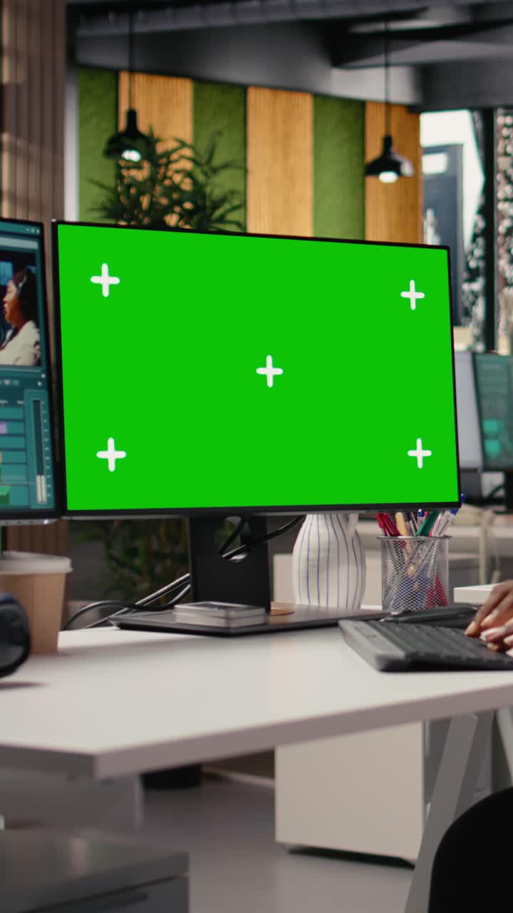Vertikal video chroma key med sort mandlig videograf, der finjusterer videoindhold