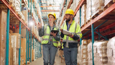 trabajadores del almacén discutiendo el inventario