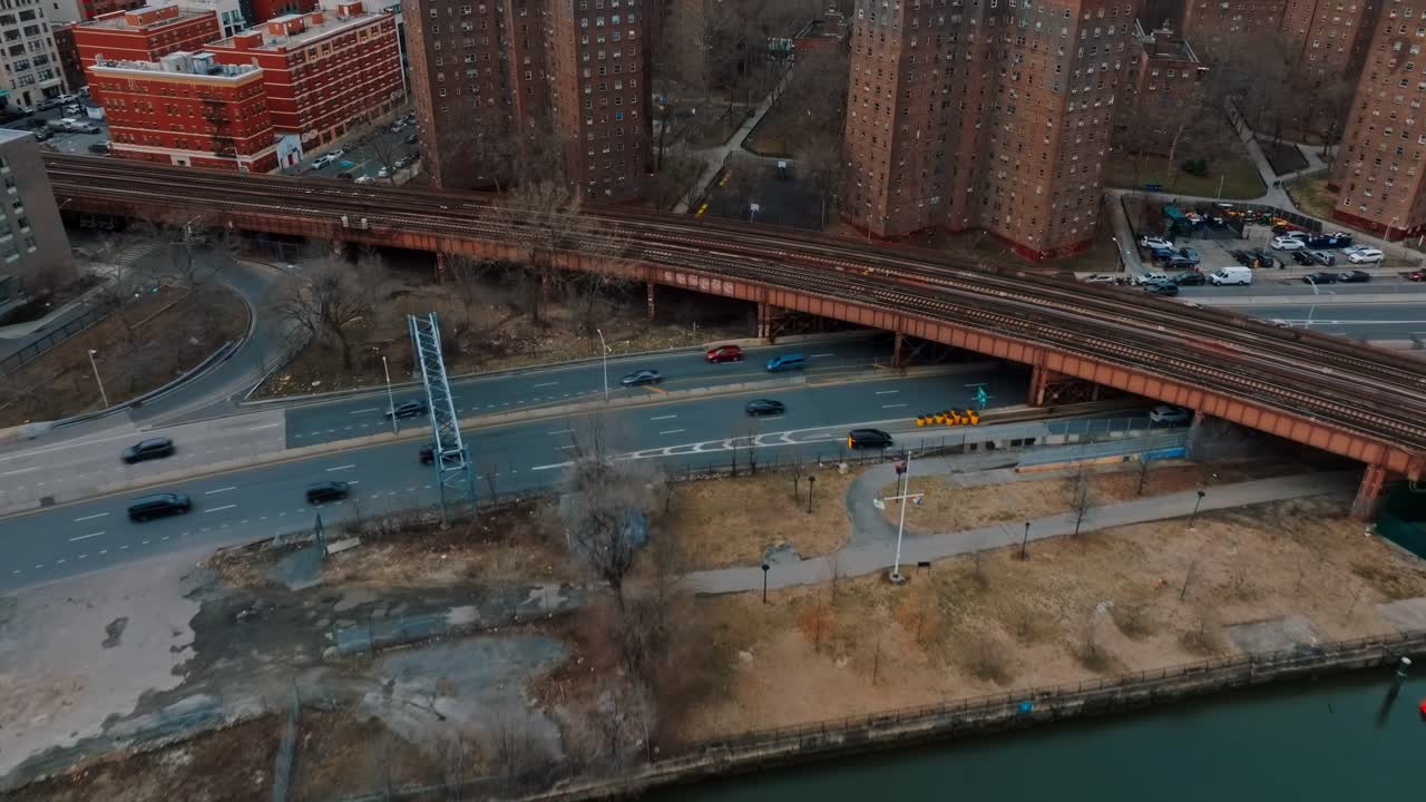 drone 4k de carretera en la ciudad de nueva york, edificios de proyectos, vías de tren