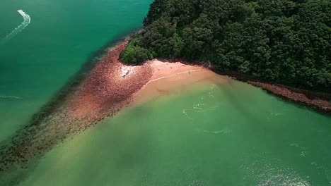 在塔斯曼海中間的沙灘