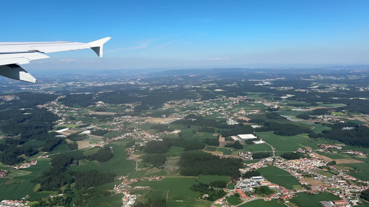 vista por la ventana de un avión que vuela sobre portugal