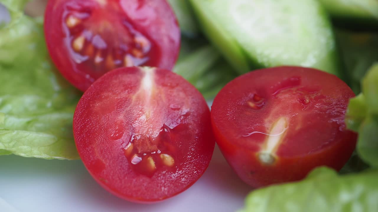 포크와 함께 신선한 채소 러드