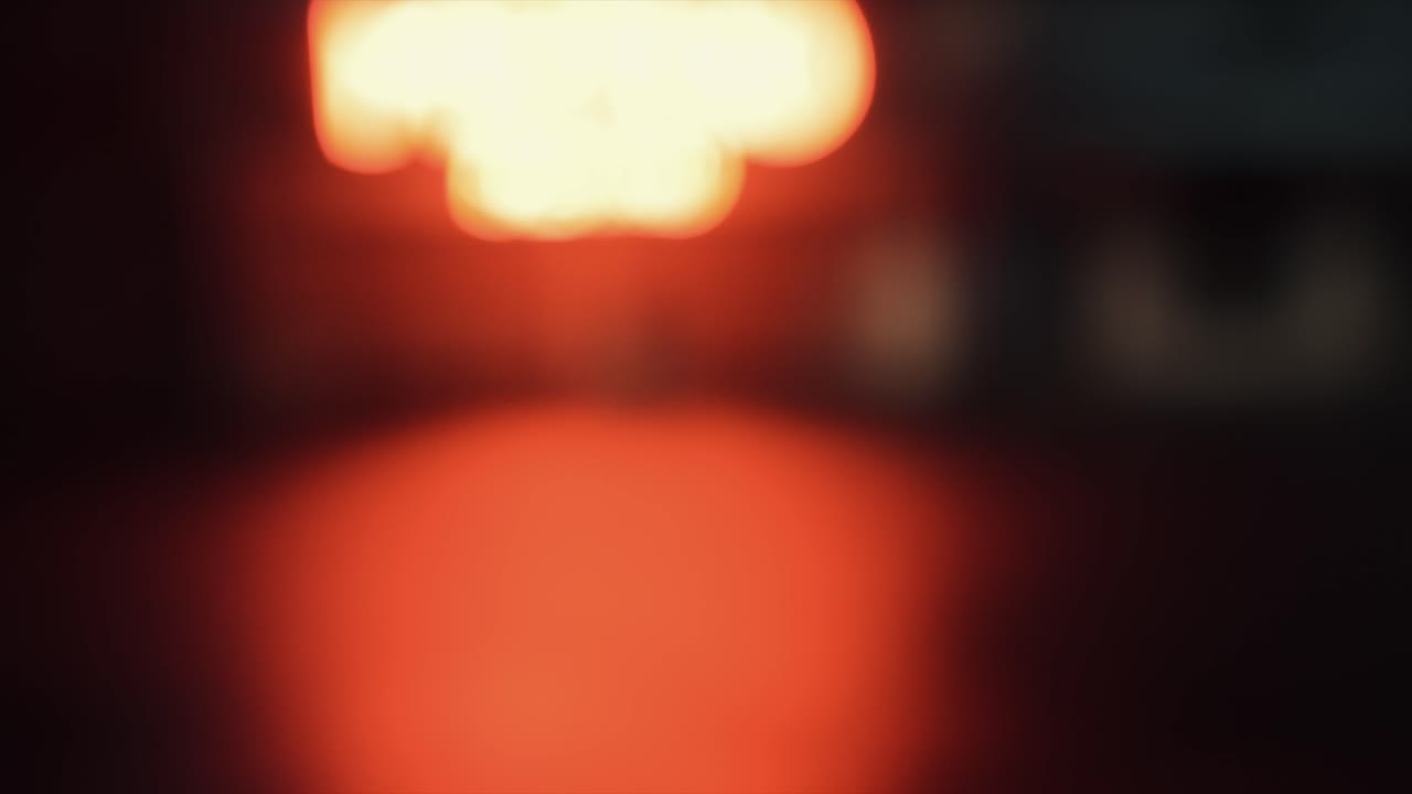 textura abstracta borrosa de una mujer alejándose con autos en movimiento y fondo amarillo creando un efecto bokeh