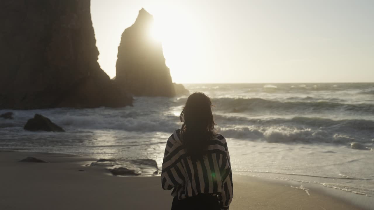 mujer en la playa al atardecer
