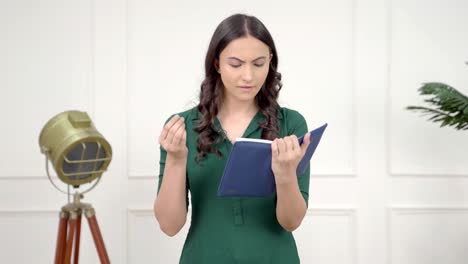 mujer india recitando un poema