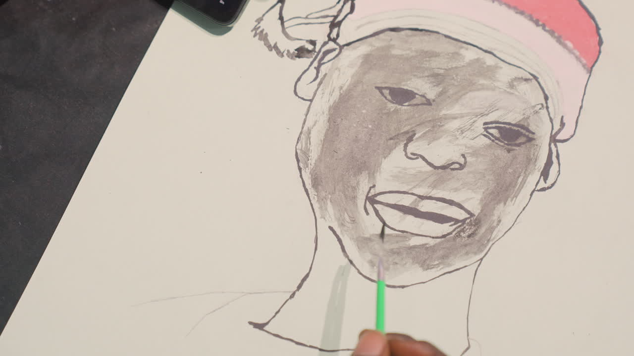 Schizzo ravvicinato su tela di un ritratto a grafite, che mostra la mano dell'artista che applica una velatura di grafite sul viso e un berretto rosa, con tratti lenti e intenzionali, su carta ruvida, sotto un'illuminazione da studio focalizzata, per un'atmosfera creativa e intima