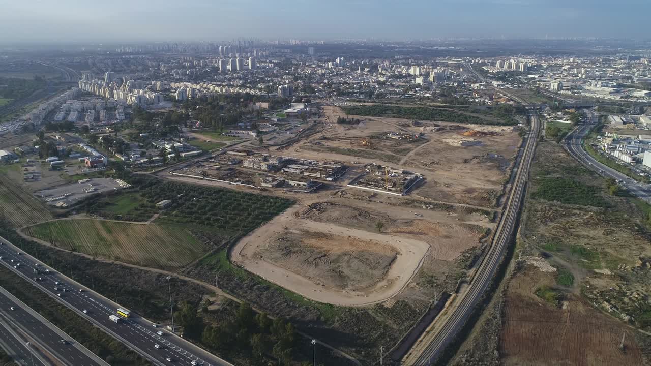 vista aérea sobre israel campos abiertos con carreteras de tráfico y vista agrícola. vista panorámica amplia sobre la agronomía y las tierras de cultivo en el campo del país de oriente medio