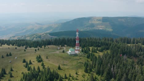 torres de transmisión de telecomunicaciones 5g y 4g, campo europeo, iot