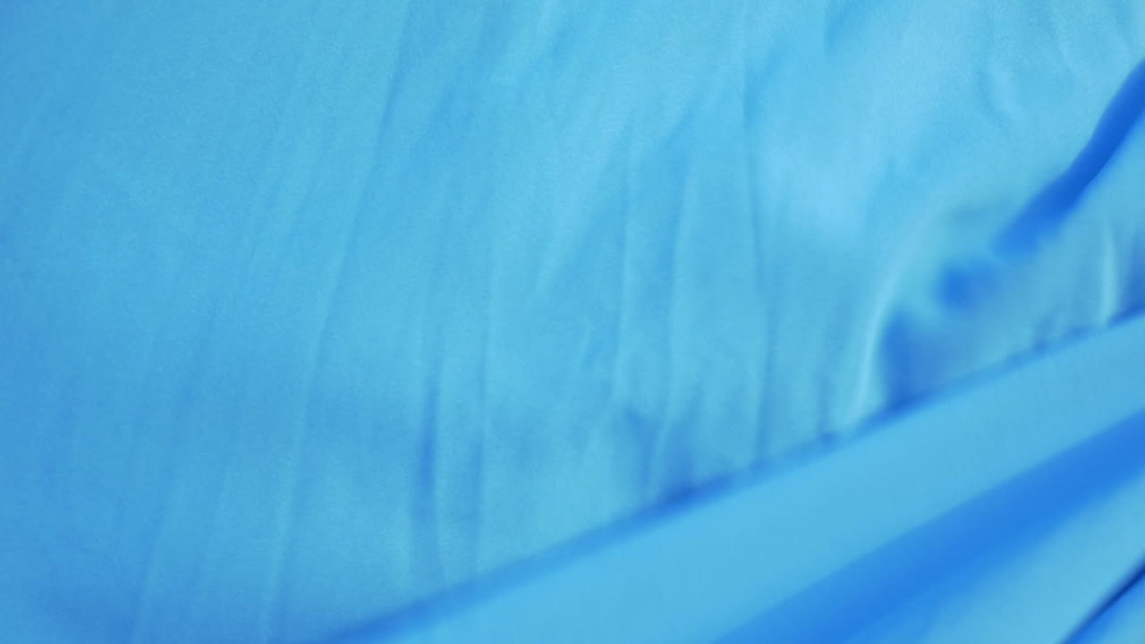 голубая ткань, волнующаяся в ветре