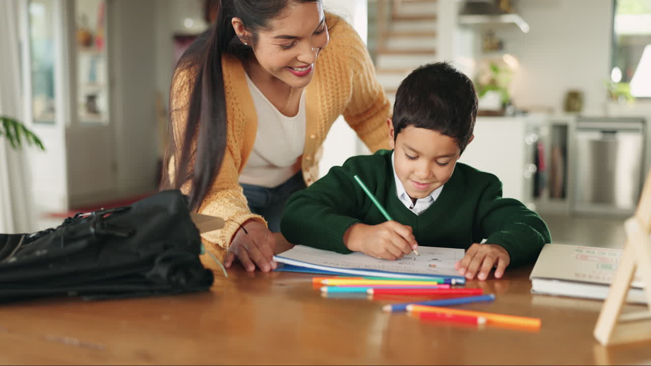 niño, educación y escritura con la madre