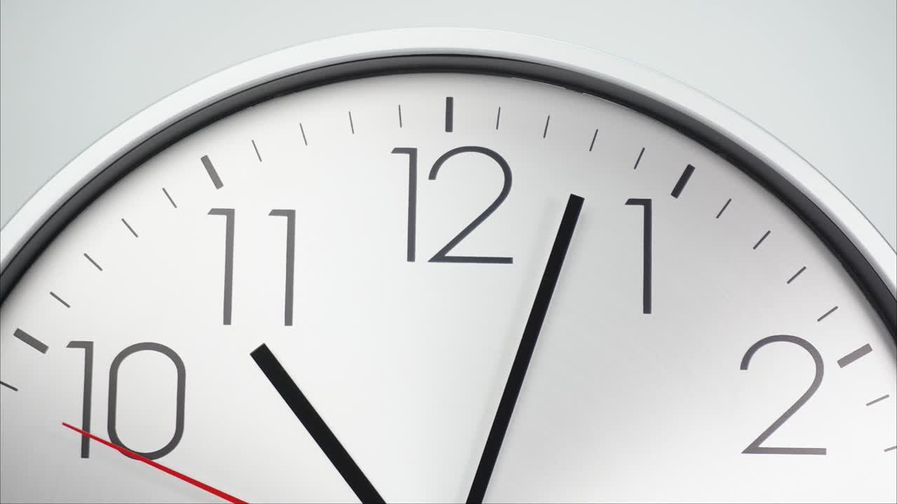 el reloj de pared de plata muestra la hora.