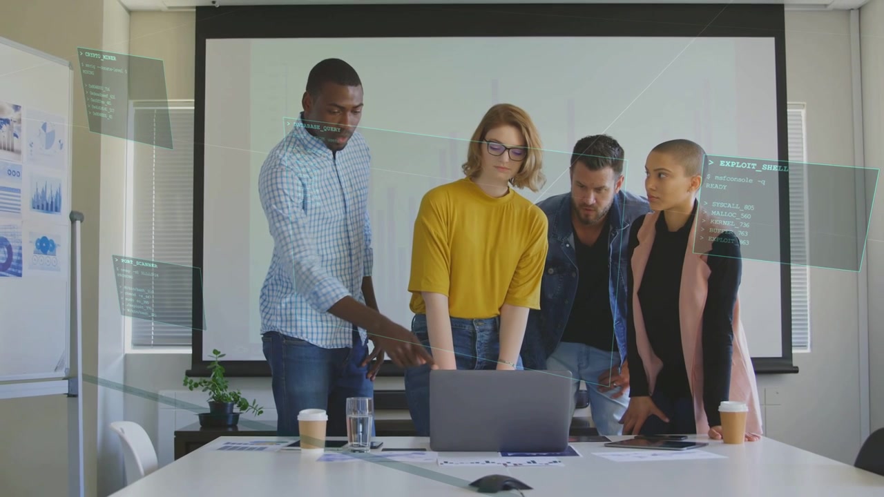 Manden til venstre peger på en bærbar computer, mens teamet læner sig ind for at tjekke diagrammer og et kort-overlay på den bærbare computer til en forretningsgennemgang