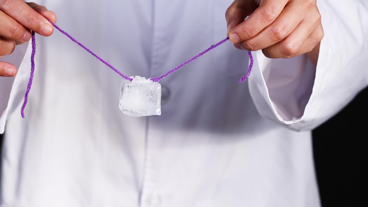 experimento científico: hielo suspendido por una cuerda