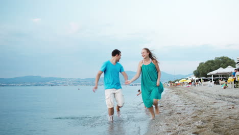 Familia-Joven-Disfrutando-De-Un-Verano-En-La-Playa