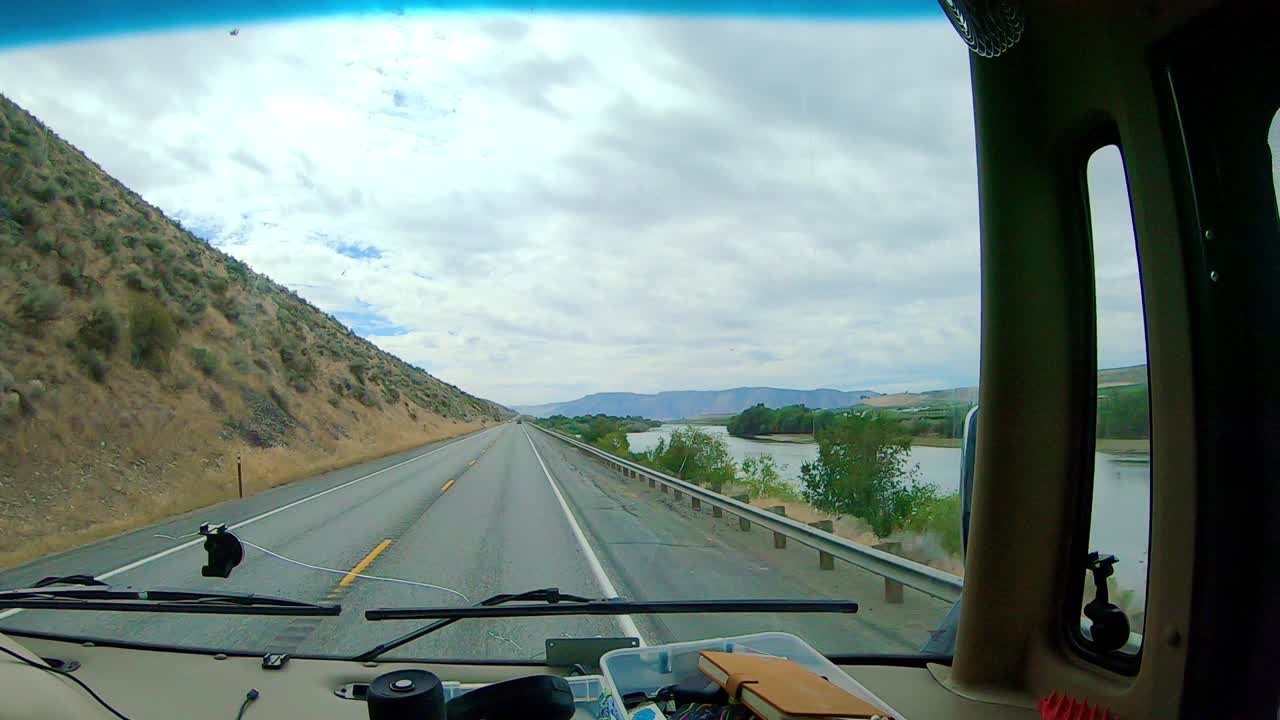 POV del passeggero mentre si guida lungo il fiume Columbia, un'area agricola del Bacino del Columbia nello Stato di Washington centro-settentrionale.