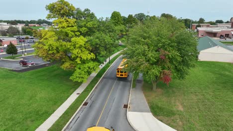 Busse-Fahren-Auf-Dem-Amerikanischen-Schulcampus