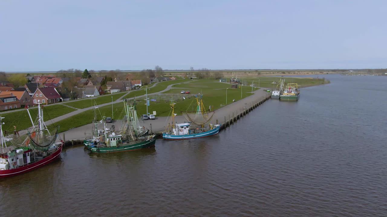 vuelo de drones sobre un pequeño puerto pesquero en alemania