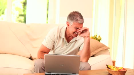 Man-getting-really-angry-in-front-of-his-laptop