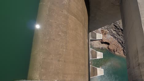 Una-Fina-Película-De-Agua-Cubre-Las-Compuertas-De-Inundación-De-Una-Represa-Hidroeléctrica-En-Lesotho,-África