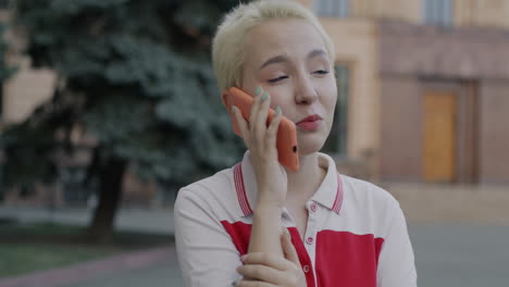 mujer joven hablando por teléfono al aire libre