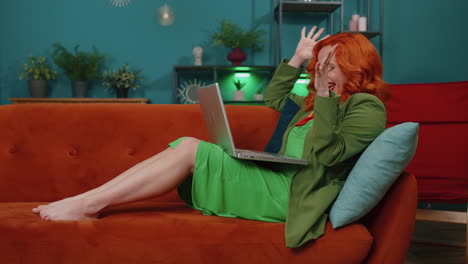 chica pelirroja muy feliz trabajando en una computadora portátil celebrar el éxito ganar dinero en la lotería obtener en línea buenas noticias