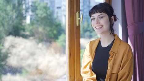 Happy-young-woman-waving-at-camera.